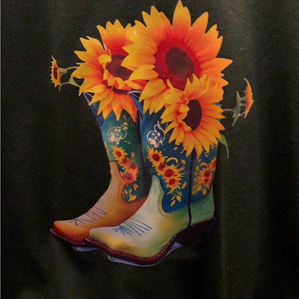 Everyone loves a tee shirt Boot scooting sunflowers